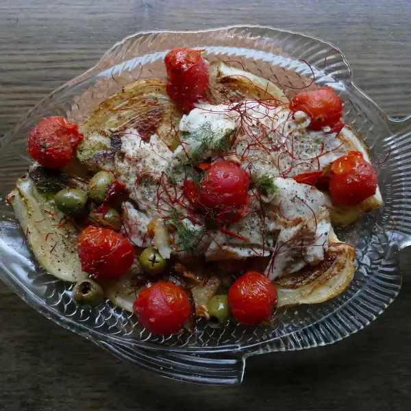 Wolfsbarsch mit spanischer Sauce, Fenchel und Tomaten