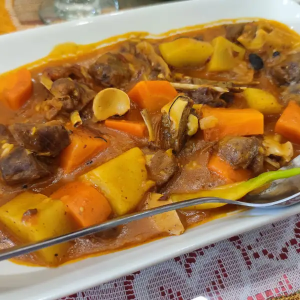 菲律宾牛肉炖菜，番茄酱
