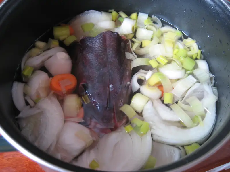 Caldo de peixe leve com vinho branco