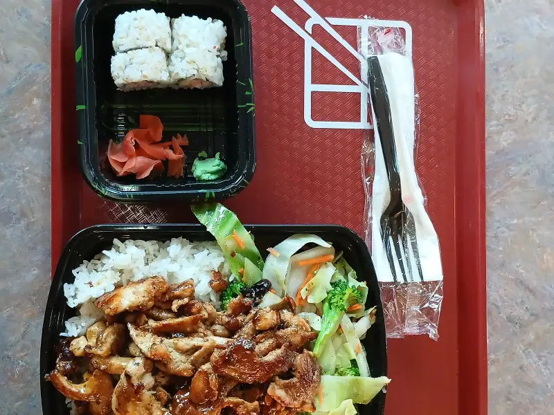 California roll fatto in casa con surimi e avocado