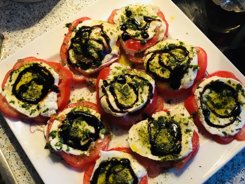 Tomate e mussarela, à maneira da caprese