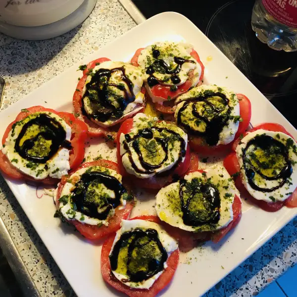 Tomaten en mozzarella, in de Caprese-stijl