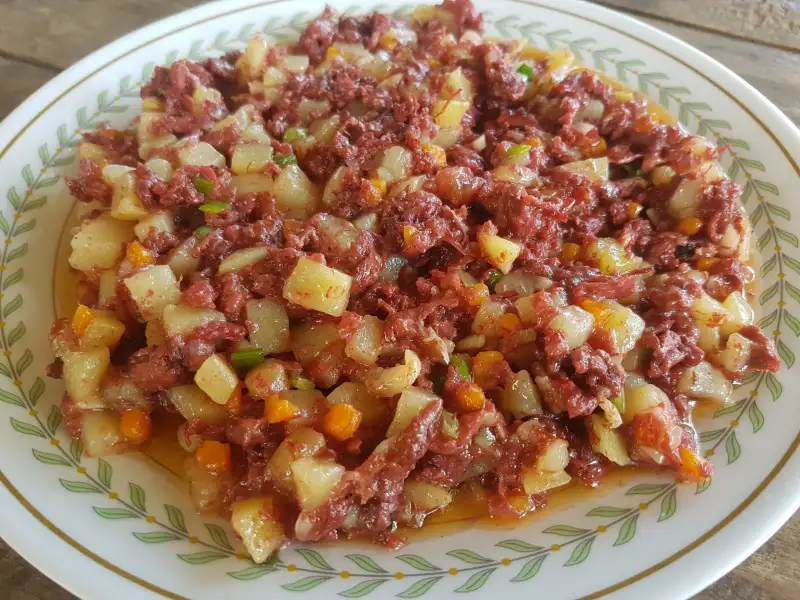 Carne de vaca salgada refogada com batatas