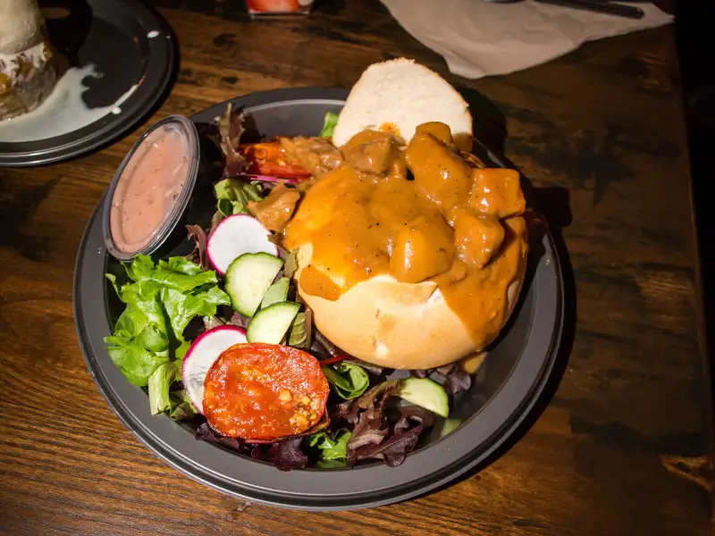Carne com cerveja Guinness e passas