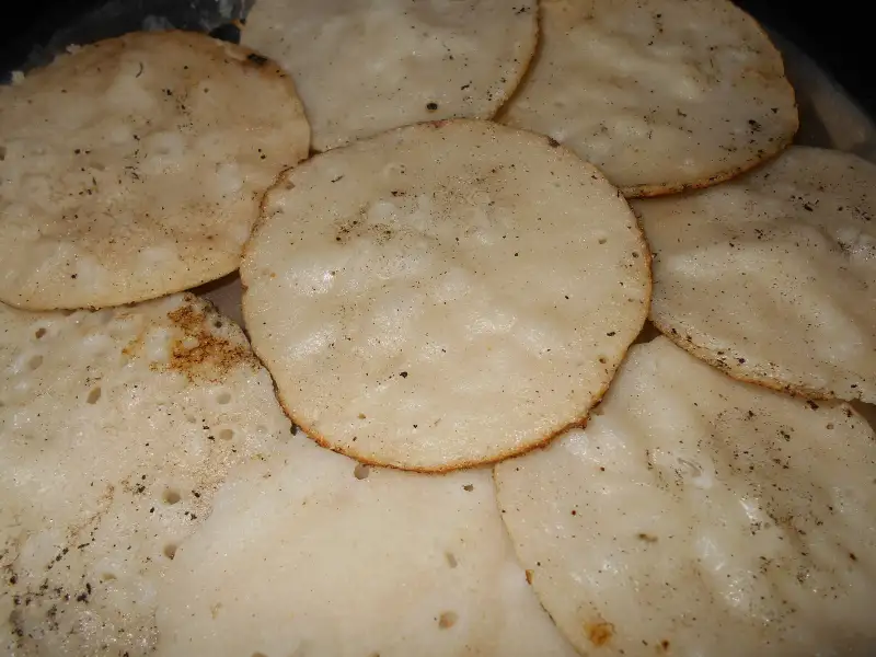 Chaiti pitha, pequenas bolachas feitas com mel de nolen