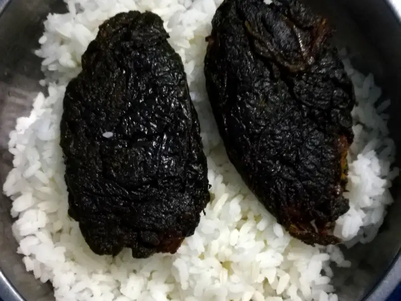 Sapatos de couro limpos, com um toque de arroz e peixe seco.