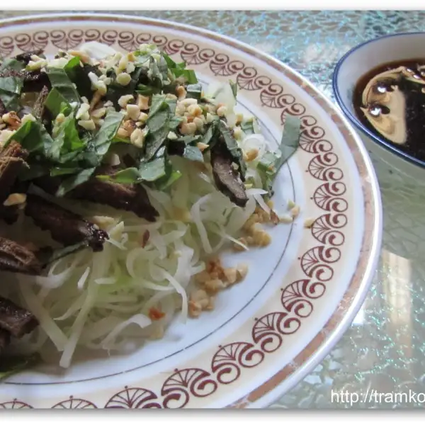 Crispy liver and papaya salad