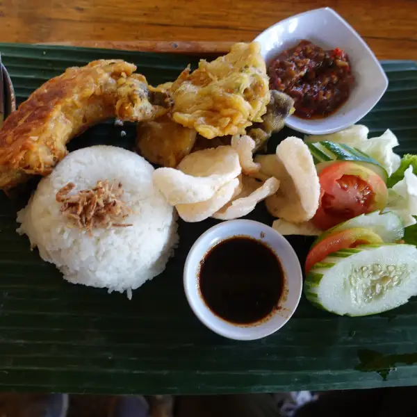 Fragrant chicken and rice, broth, and sauces