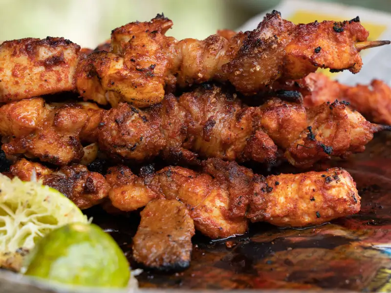 Frango tikka, frango marinado em iogurte e especiarias.