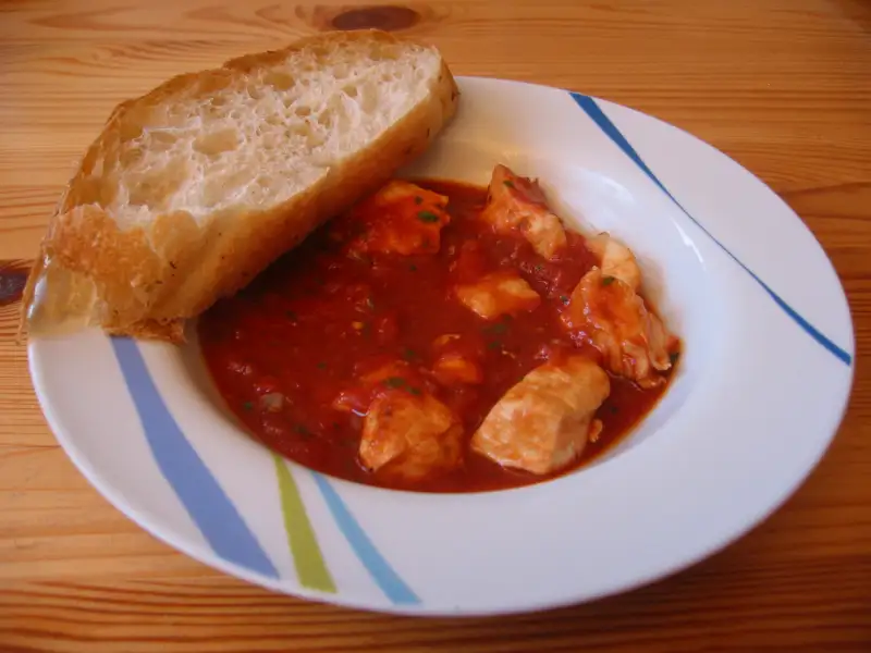 Chicken with onions and chili peppers