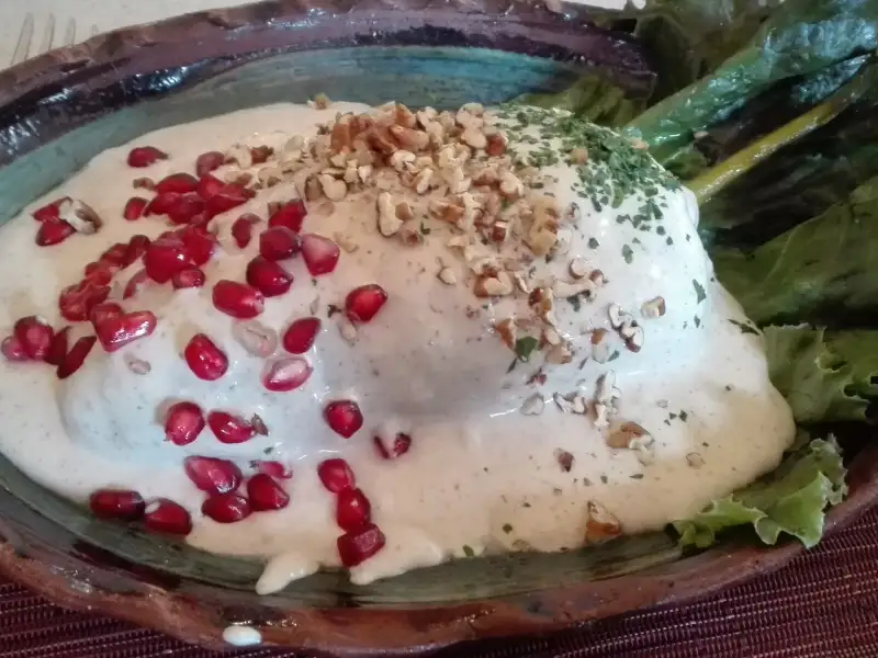 Chiles en nogada, peperoncini ripieni con una salsa a base di noci