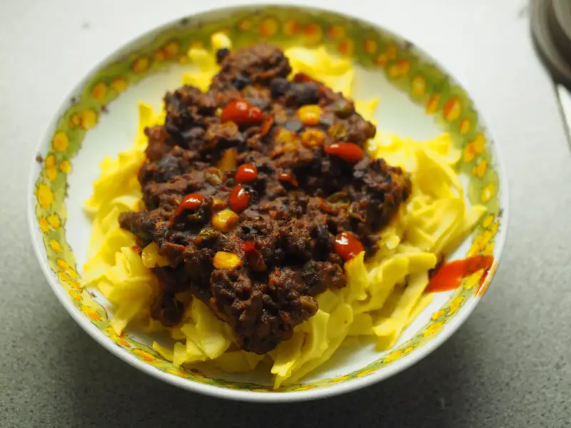 Chili con carne con tres tipos de frijoles, cocinado a fuego lento durante mucho tiempo.