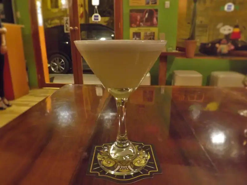Chilijskie pisco sour, koktajl z cytryną.