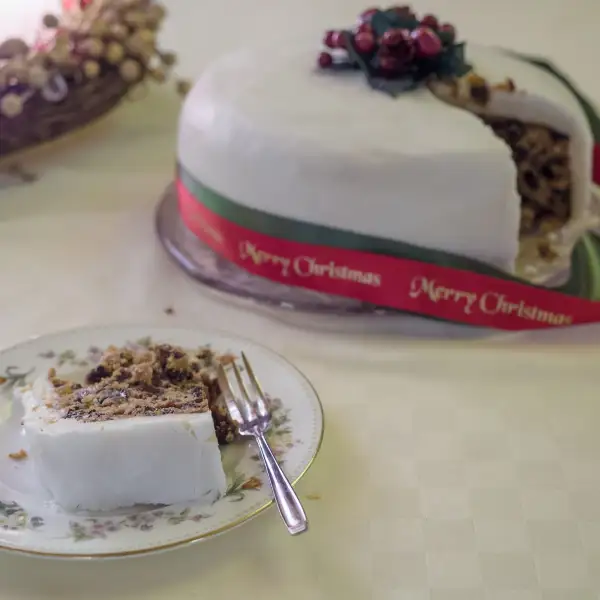 Englisches Weihnachtskuchen mit eingelegten Früchten