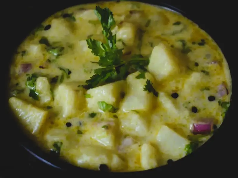 Salada de batatas com iogurte, estilo Chukauni