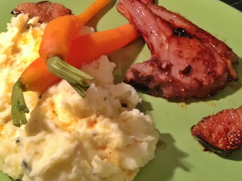 Chuletas de cordero con manzanas de tierra