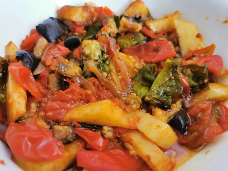Ciambotta lucaniana: una preparazione a base di cipolle, peperoni e uova, cotte in padella.