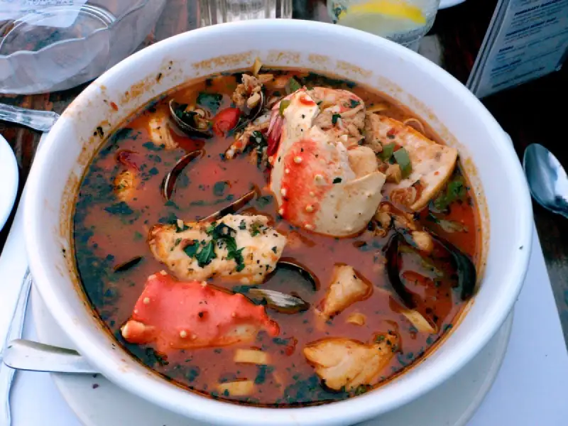 Cioppino: sopa de frutos do mar com tomate