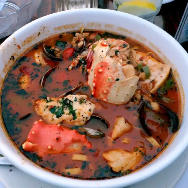 Cioppino : soupe de fruits de mer à la tomate