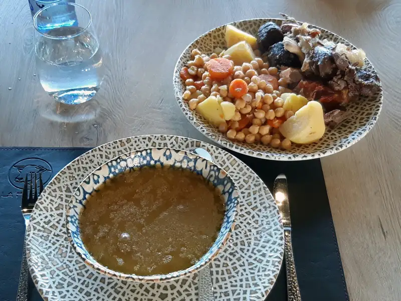 Cocido madrileno, um ensopado espanhol com feijão.