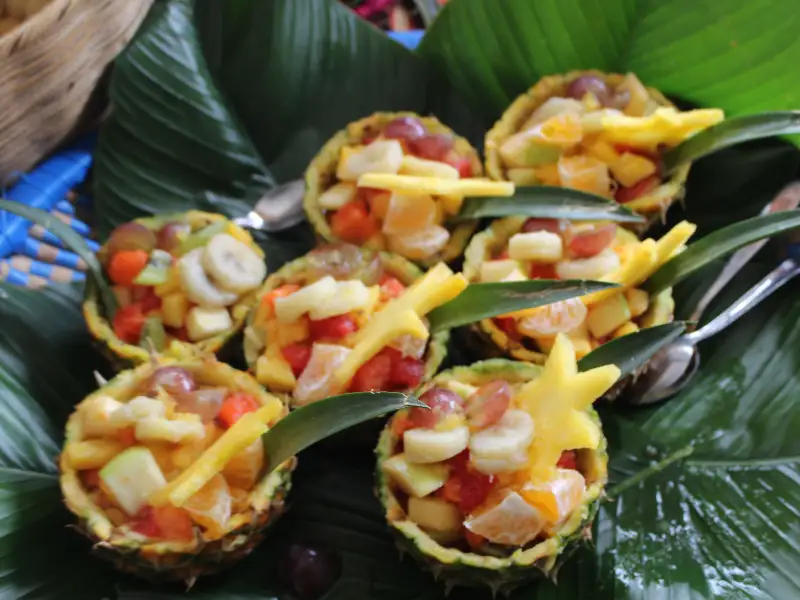 Cocktail di frutta tropicale con sciroppo