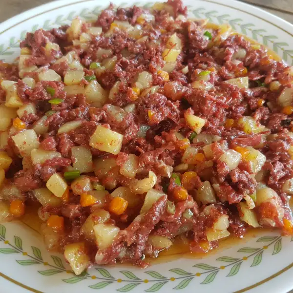 Gebratener Rindfleisch in Apfel- und Kartoffelsauce