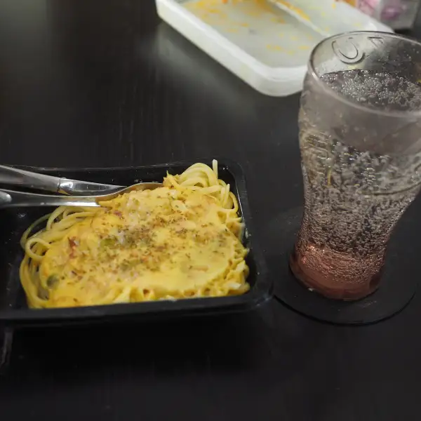 Creamy spaghetti carbonara with beef and shiitake mushrooms
