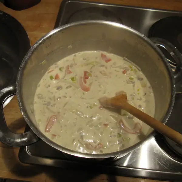Sopa cremosa de alho-poró com ervas