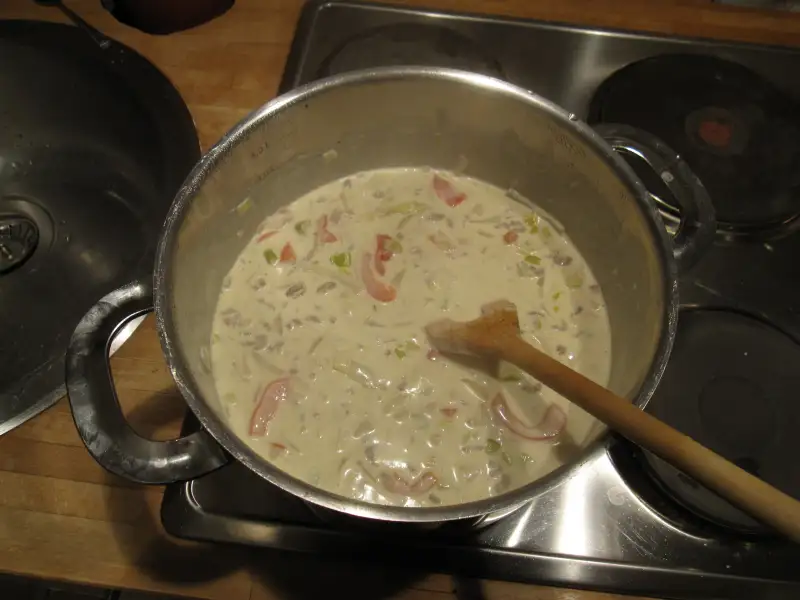 Sopa cremosa de alho-poró com ervas