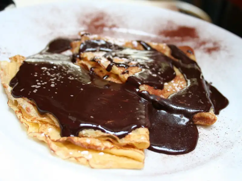 Crepes sottili, preparate con latte e farina.