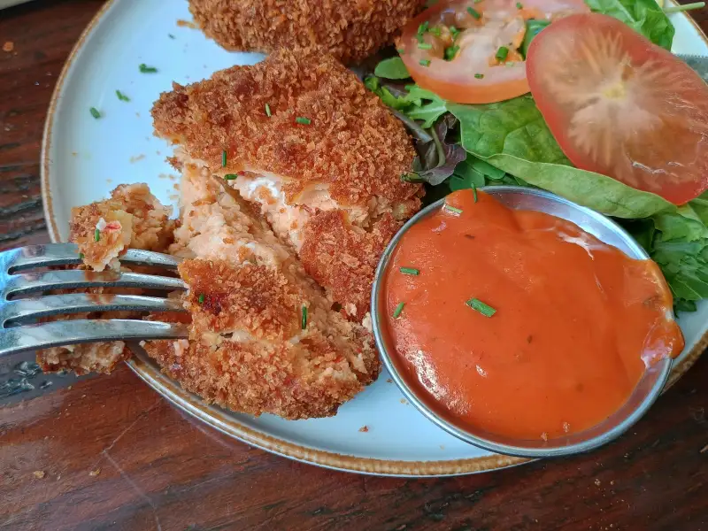 Crocchette di granchio americane, salsa con capperi