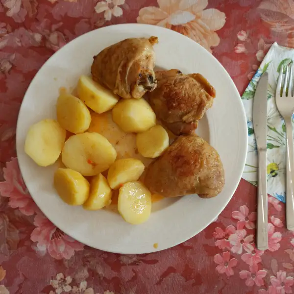 Cuisses de poulet au four avec pommes de terre