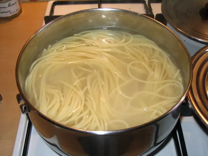 煮熟意大利面，达到“al dente”的口感，这是基本方法。