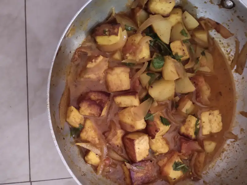 Curry de batatas com paneer (aloo paneer)