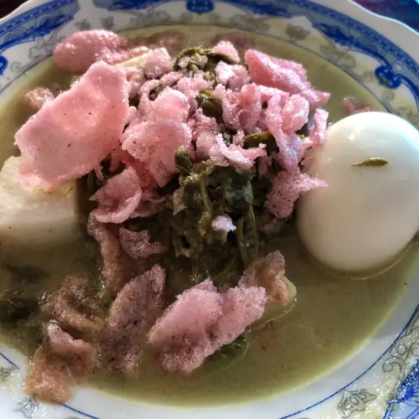 Gulai di pakis: fieno selvatico con latte di cocco e pesce spada