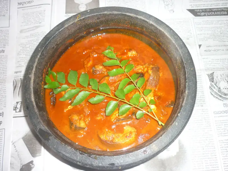 Curry de peixe Thooli com pimenta e Kodampuli