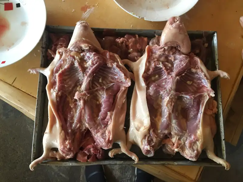 Cordeiro assado com ervas, frango peruano com tempero peruano