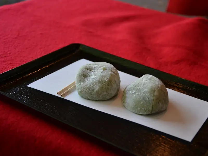 Daifuku, pequenos bolinhos de arroz recheados com pasta de feijão vermelho.