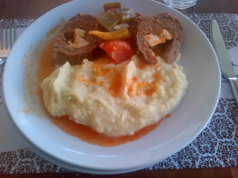 Kofta de Dalyan: carne recheada e assada com ovo