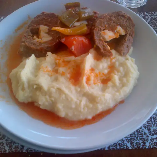 Dalyan köfte : rôti de viande farci aux œufs