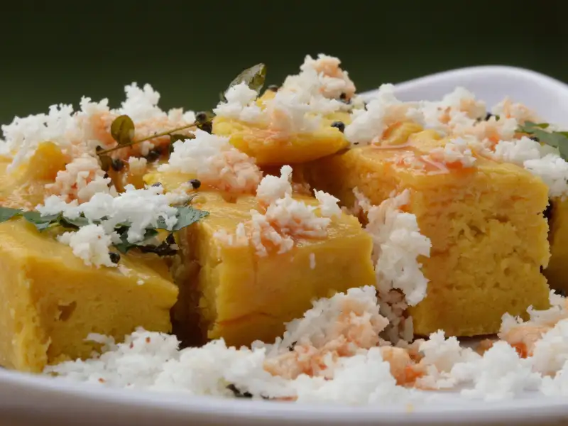 Dhokla, um prato tradicional do Gujarat, uma espécie de bolo feito com grão-de-bico cozido no vapor.