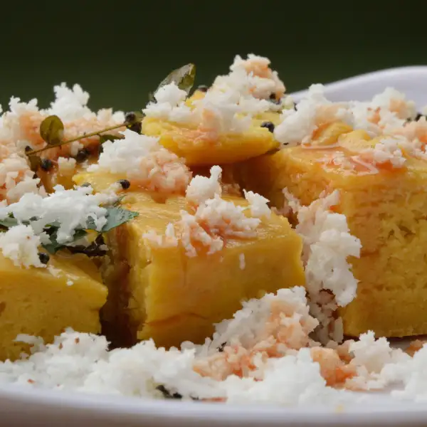 Dhokla, un plato tradicional de Gujarat, una especie de pastel de garbanzos cocido al vapor.