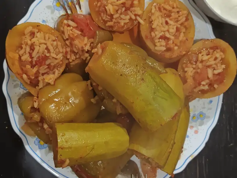 Dolma: pimentões e berinjelas recheadas com arroz