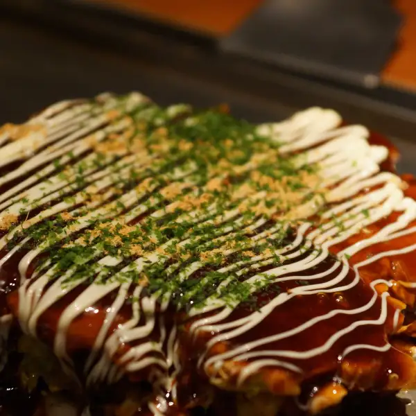 Omonomiyaki z kapustą i wędzoną wieprzowiną