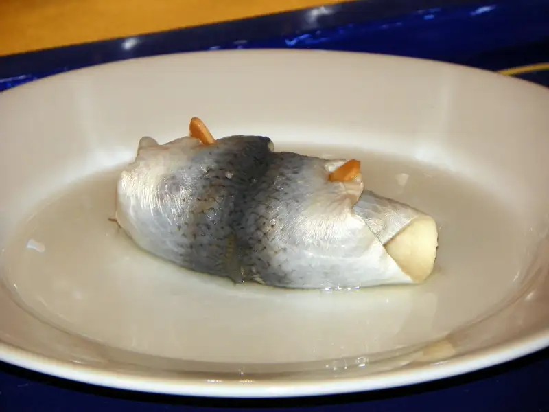 Domowe rollmopsy z marynowanych śledzi oceanicznych.