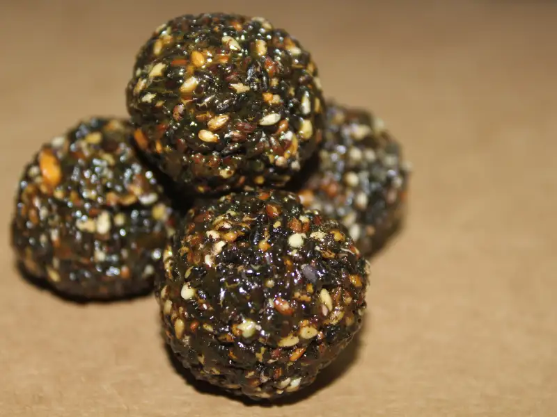 Ellunda, bolinhas de gergelim com xarope de jaggery