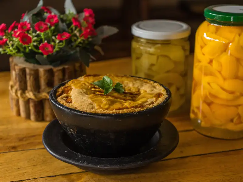 Empadão de frango, azeitonas e salsinha