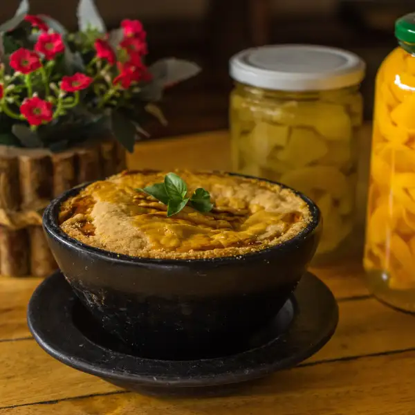 Empadão de poulet, olives et persil