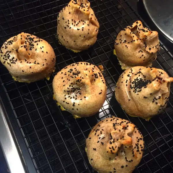 Empanadas rellenas de puré de patatas y cebollas caramelizadas