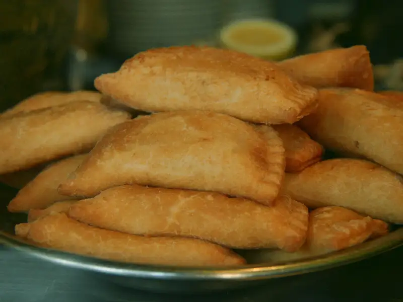 Empanadas recheadas com atum, ovos cozidos e legumes